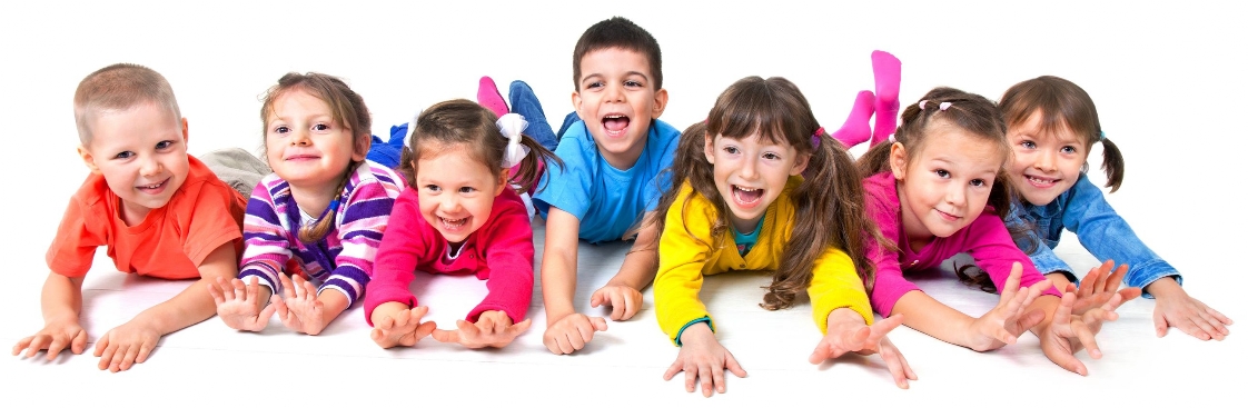 Liegende, lustige Kinder